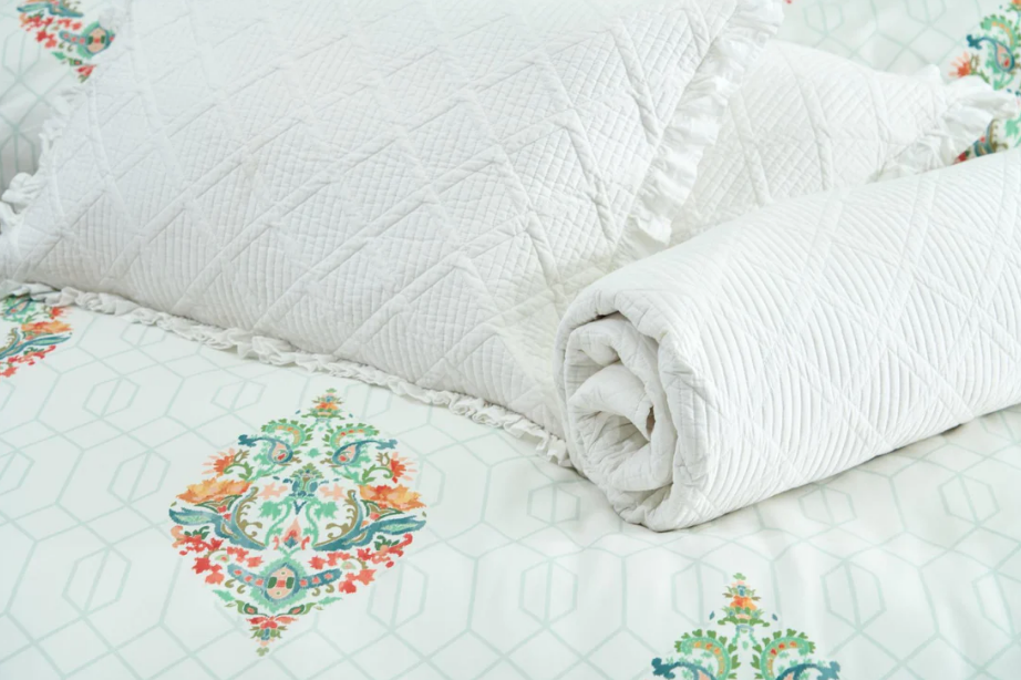 Festive Slumber: Transform Your Guest Room for Comfortable Sleepovers this Holi