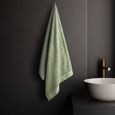 Eminence 100% Cotton Bath Towel, 670 GSM, Solid, Light Green