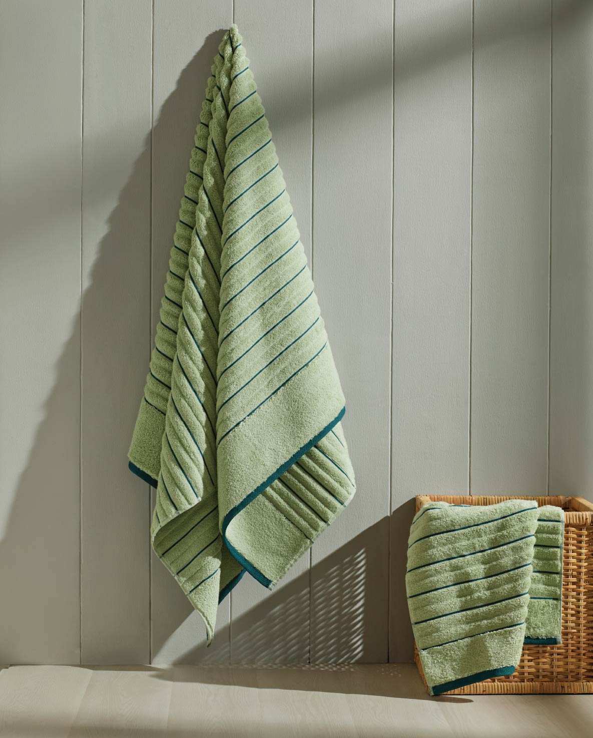 Spaces Exotica Light Green Solid 100% Cotton 575 GSM Dobby Bath Towel – 75 X150 CM