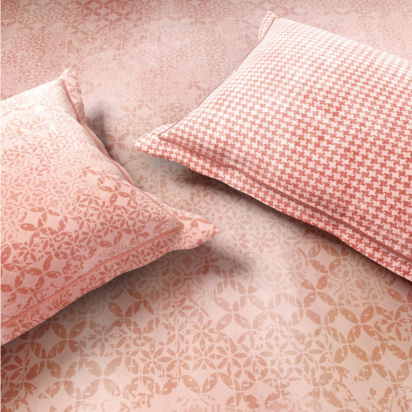 Spaces Nora Luminous Reverie 100% Egyptain Cotton 350 TC Sateen Geometric Permium Large Bedsheet with 4 Pillow Covers, Light Blush