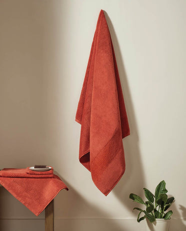 Spaces Swift Dry Red Solid 100% Cotton 450 GSM Dobby Bath Towel – 75 X150 CM